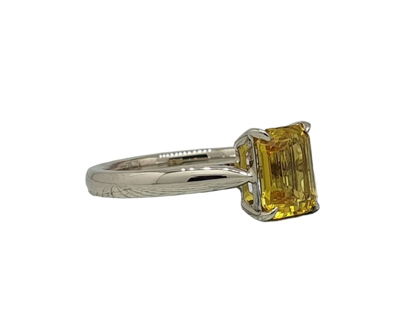 585 White Gold Luxurious Engagement Ring with Yellow Sapphire